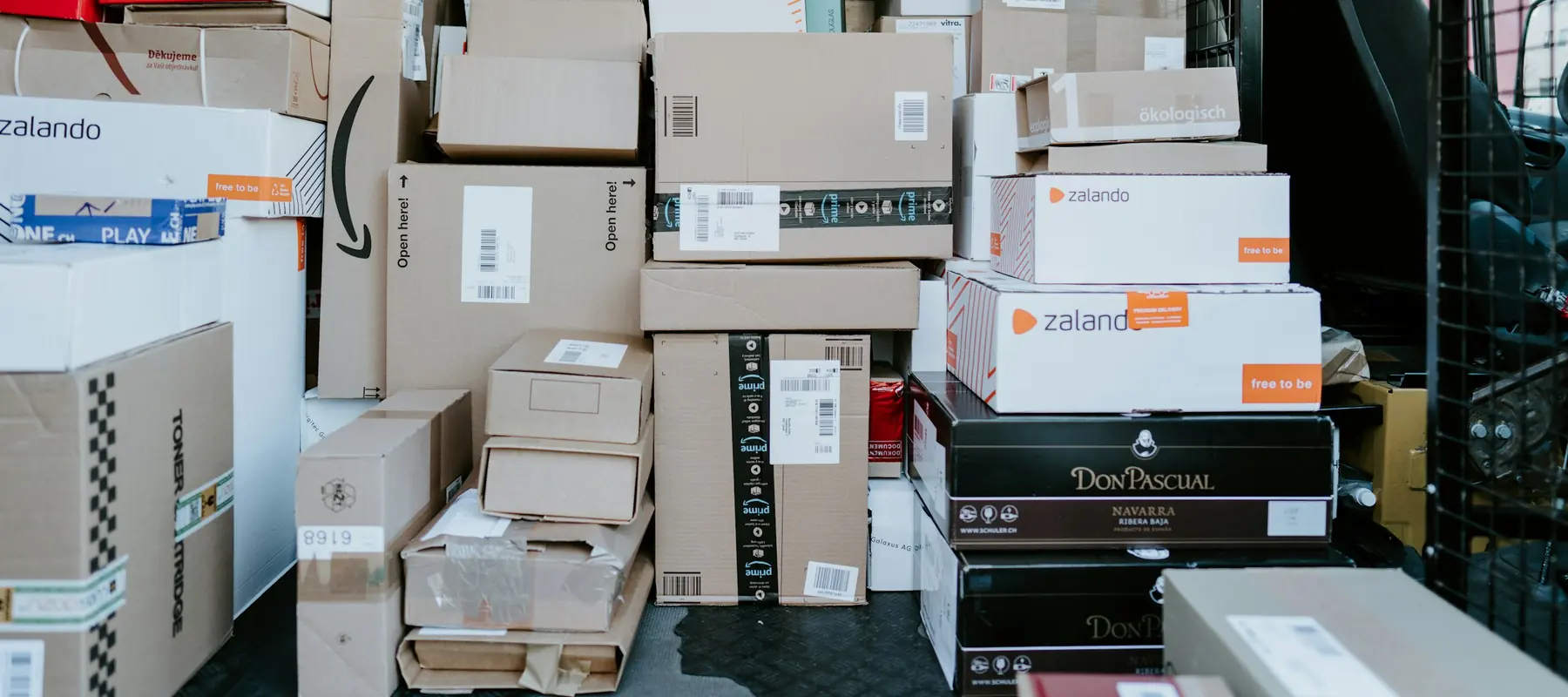 Staff picking and packing orders in a stockroom